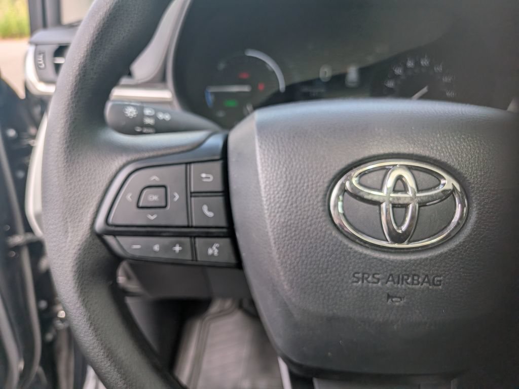 Used 2025 Toyota Sienna LE w/ LE Plus Package FWD image 14