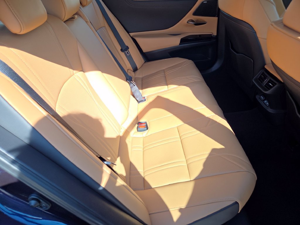 Certified 2025 Lexus ES 300h Ultra Luxury FWD image 6