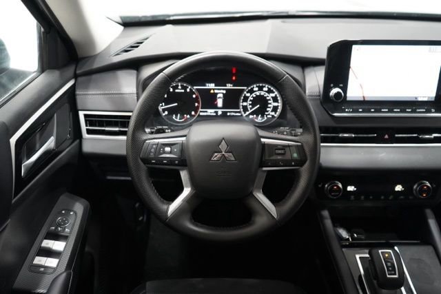 Used 2024 Mitsubishi Outlander SE image 12