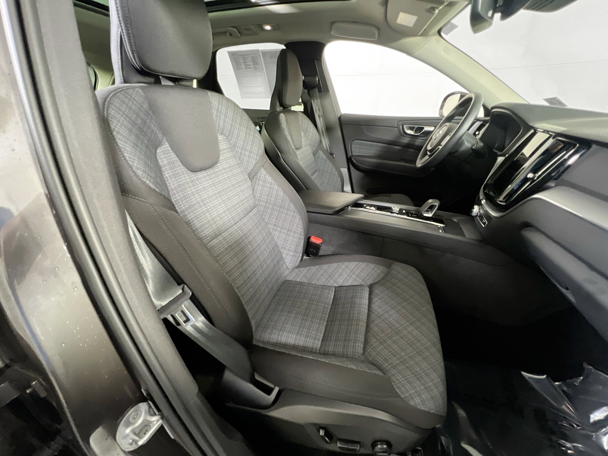 Used 2022 Volvo XC60 B5 Momentum image 27