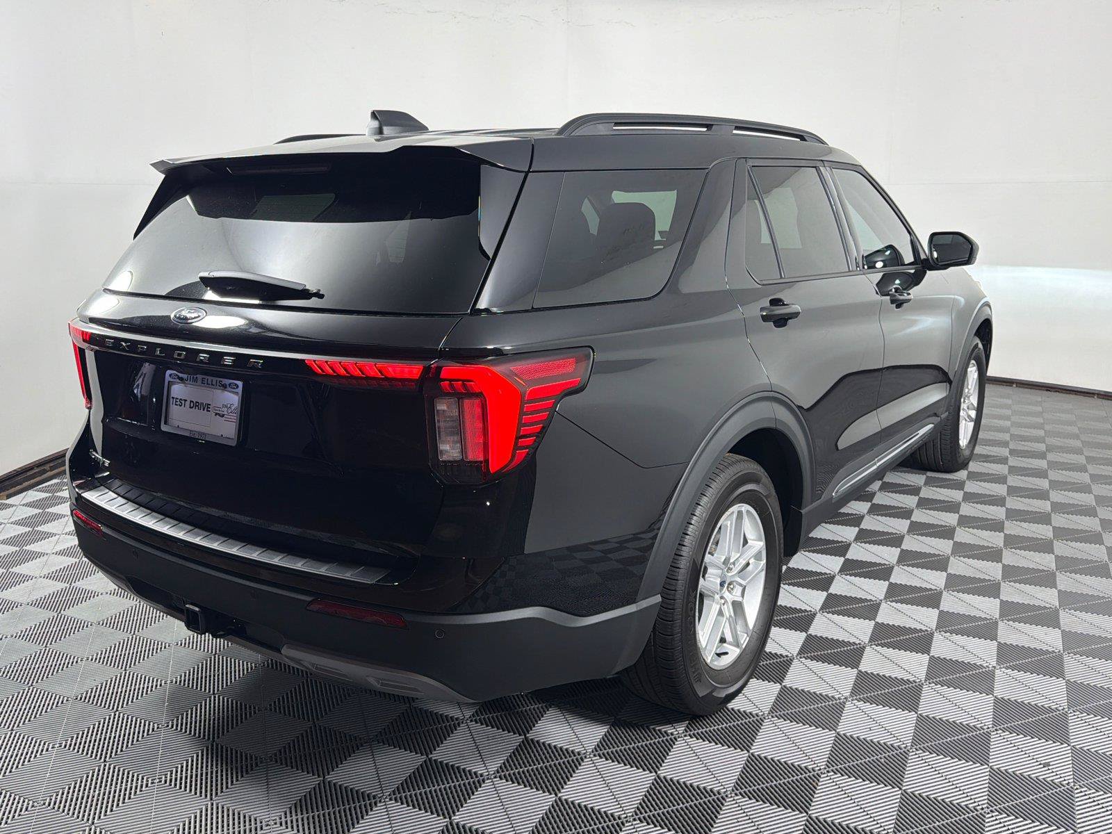 Used 2025 Ford Explorer Active w/ Active Comfort Package RWD image 7