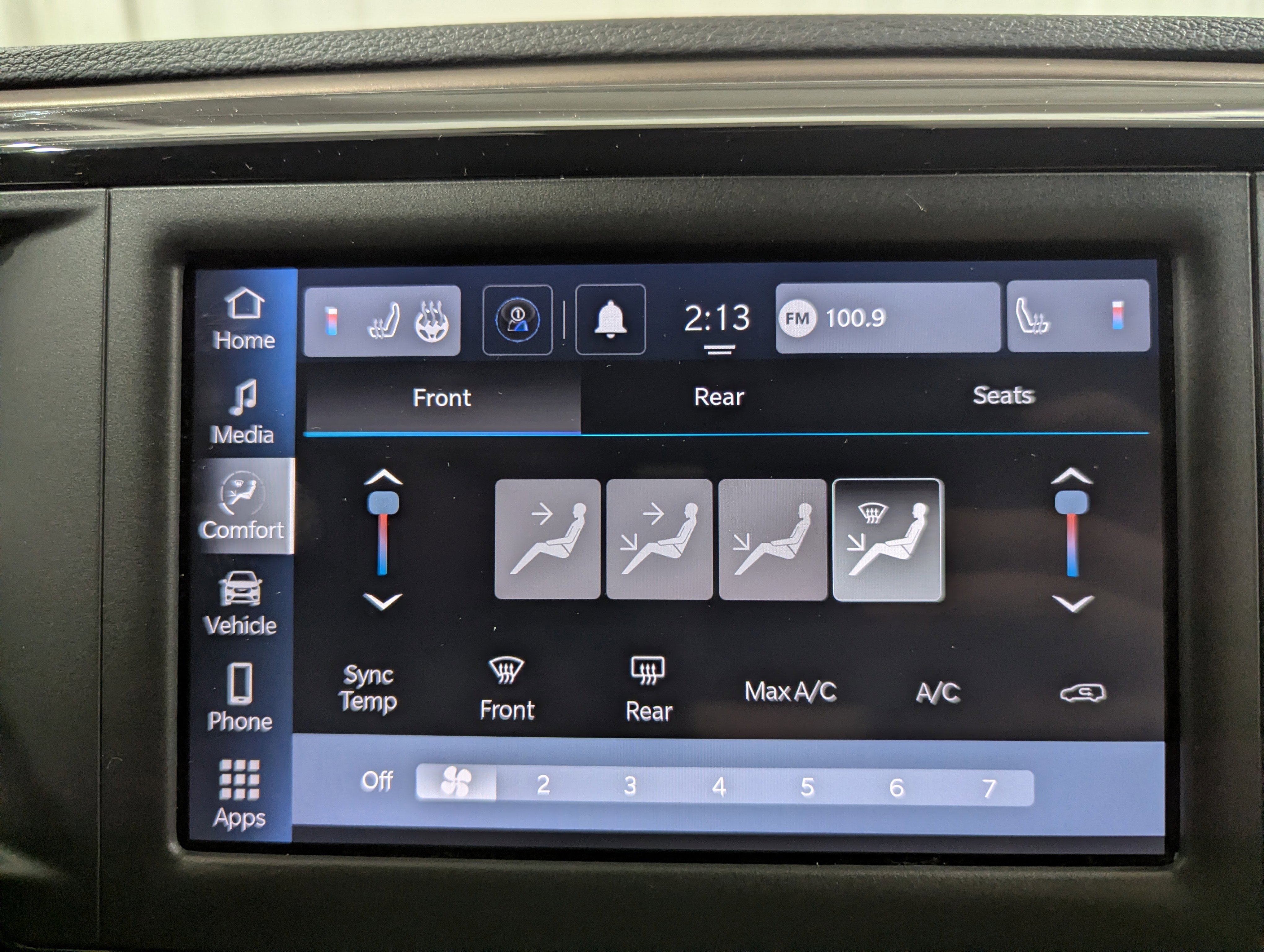 Used 2023 Chrysler Voyager LX image 21
