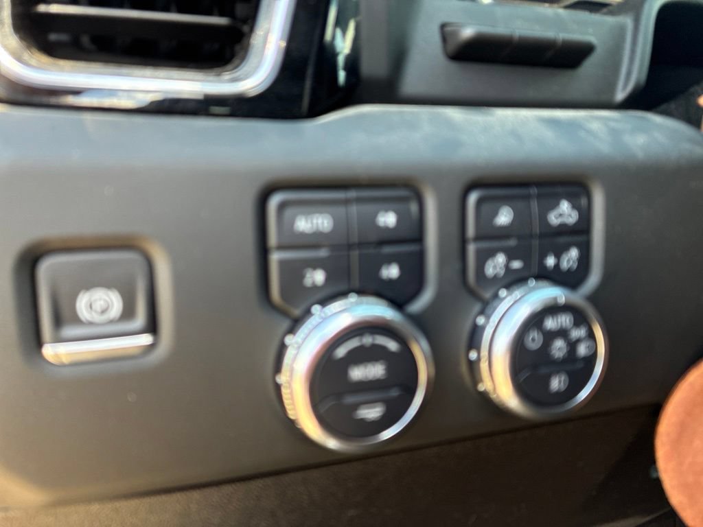 Used 2024 GMC Sierra 3500 Denali w/ Technology Package AWD/4WD image 8