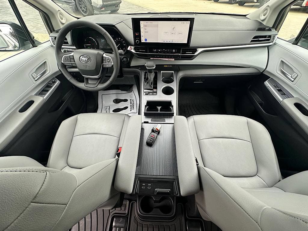 New 2026 Toyota Sienna XLE AWD/4WD image 7