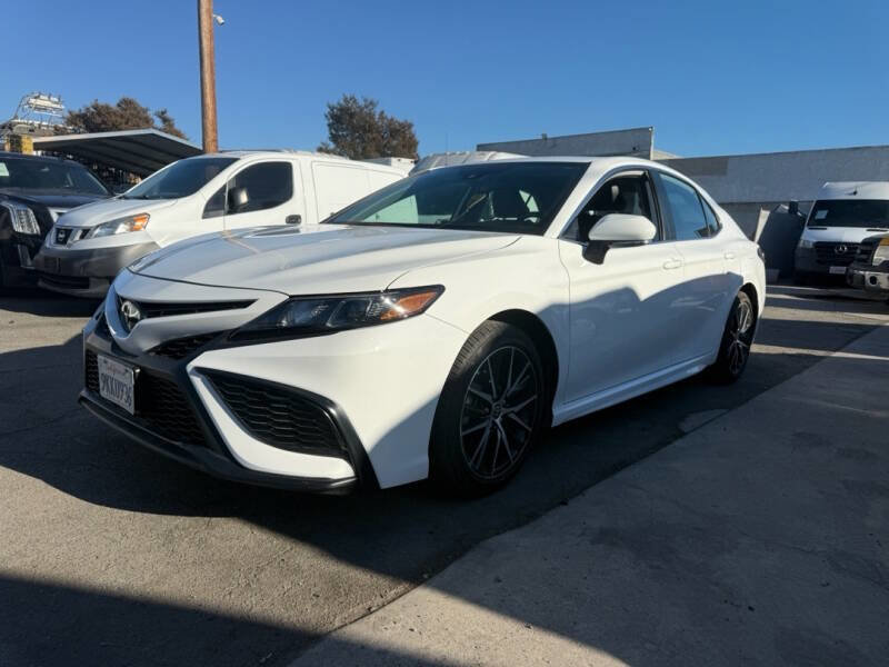 Used 2024 Toyota Camry SE image 3