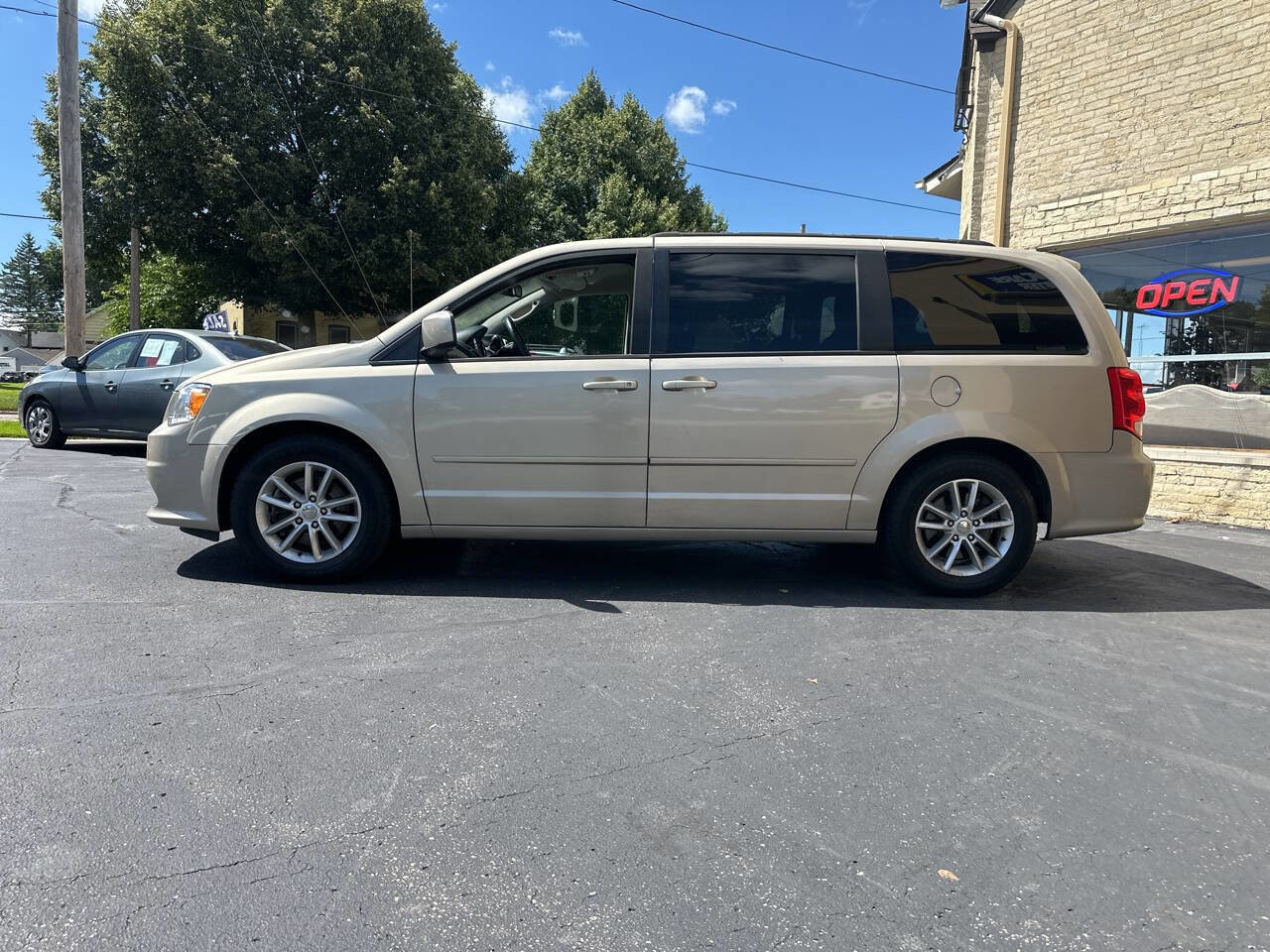 Used 2014 Dodge Grand Caravan SXT w/ UConnect Hands-Free Group image 2