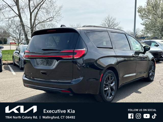 Used 2025 Chrysler Pacifica Limited FWD image 2