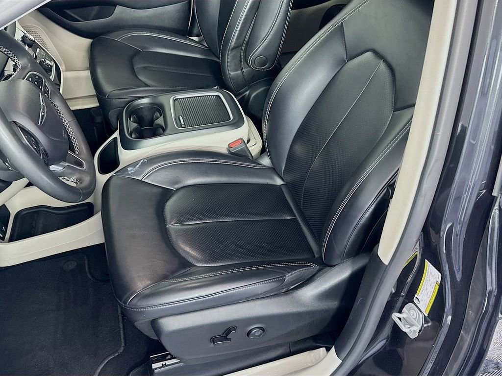 Used 2023 Chrysler Pacifica Touring-L image 18