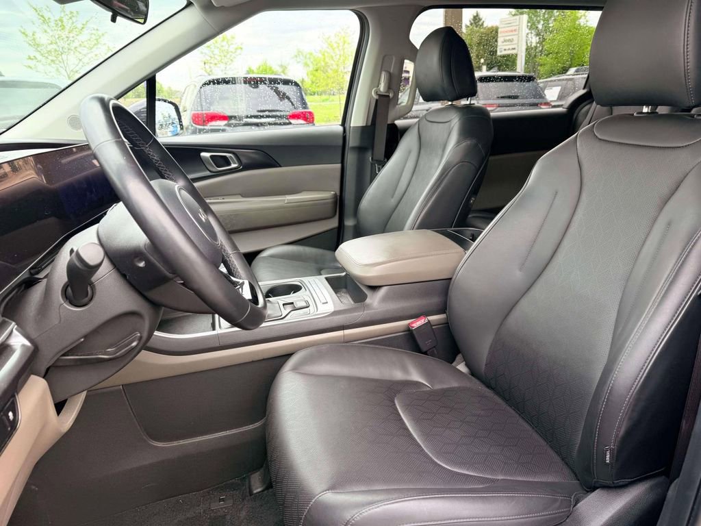 Used 2025 Kia Carnival FWD image 15