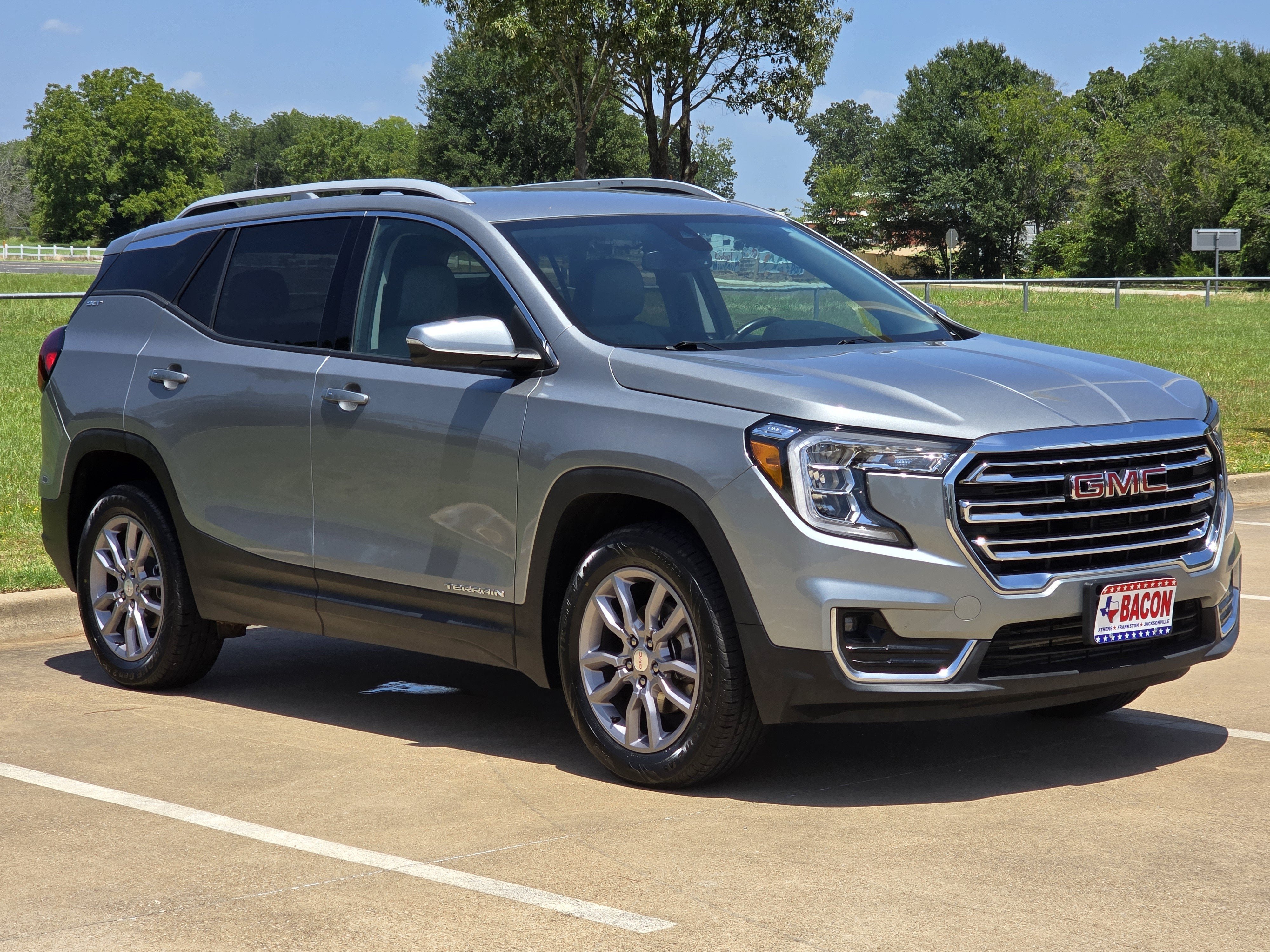Used 2024 GMC Terrain SLT AWD/4WD image 3