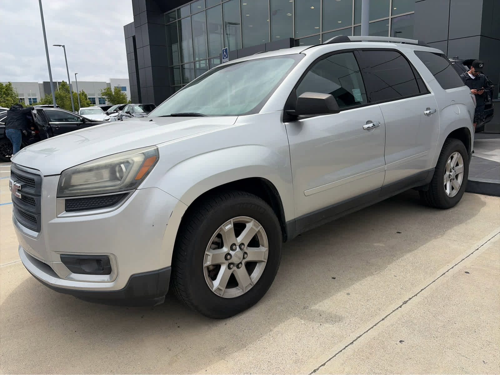 Used 2015 GMC Acadia SLE FWD image 2