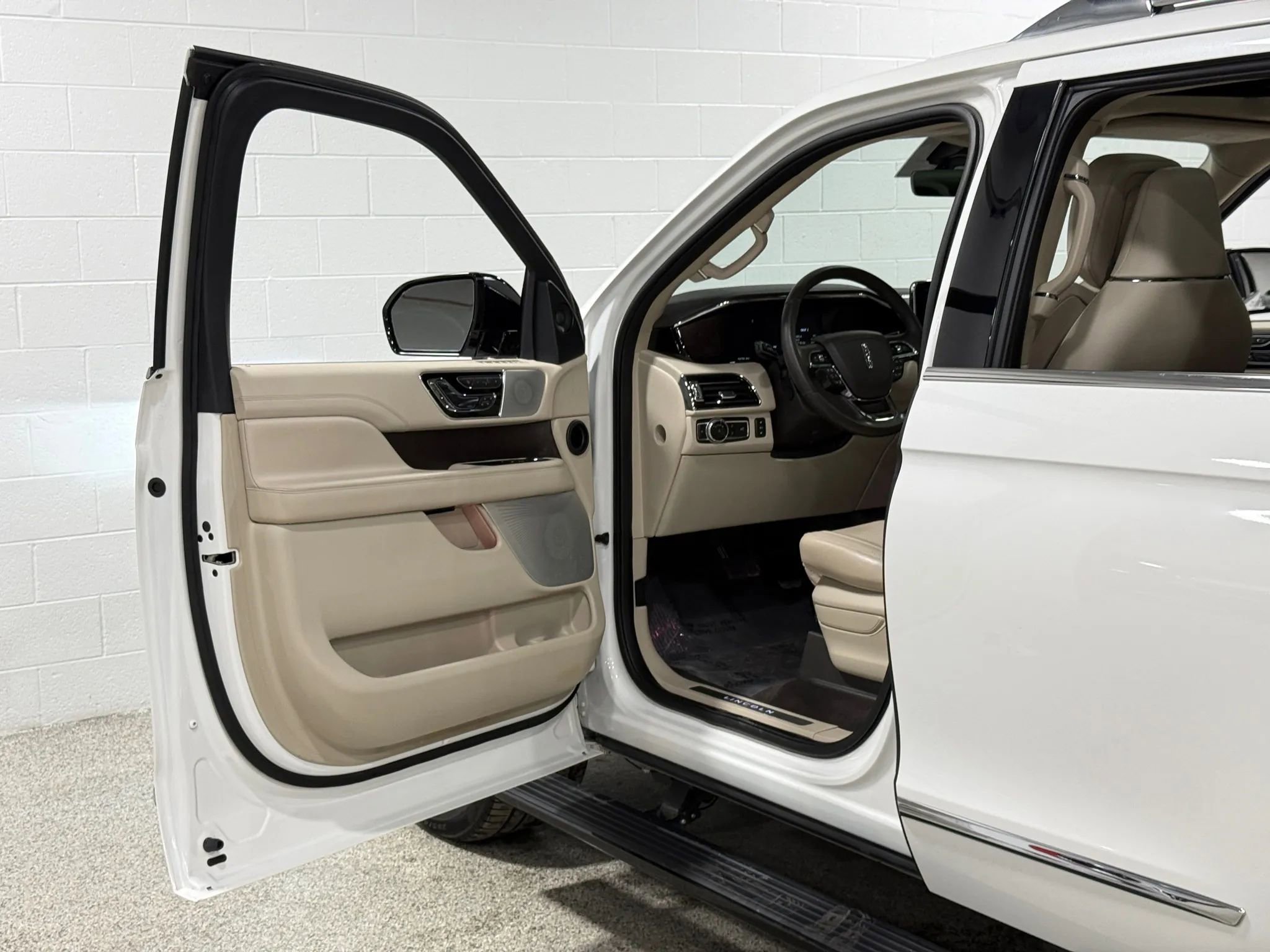 Used 2020 Lincoln Navigator Reserve w/ Luxury Package image 10