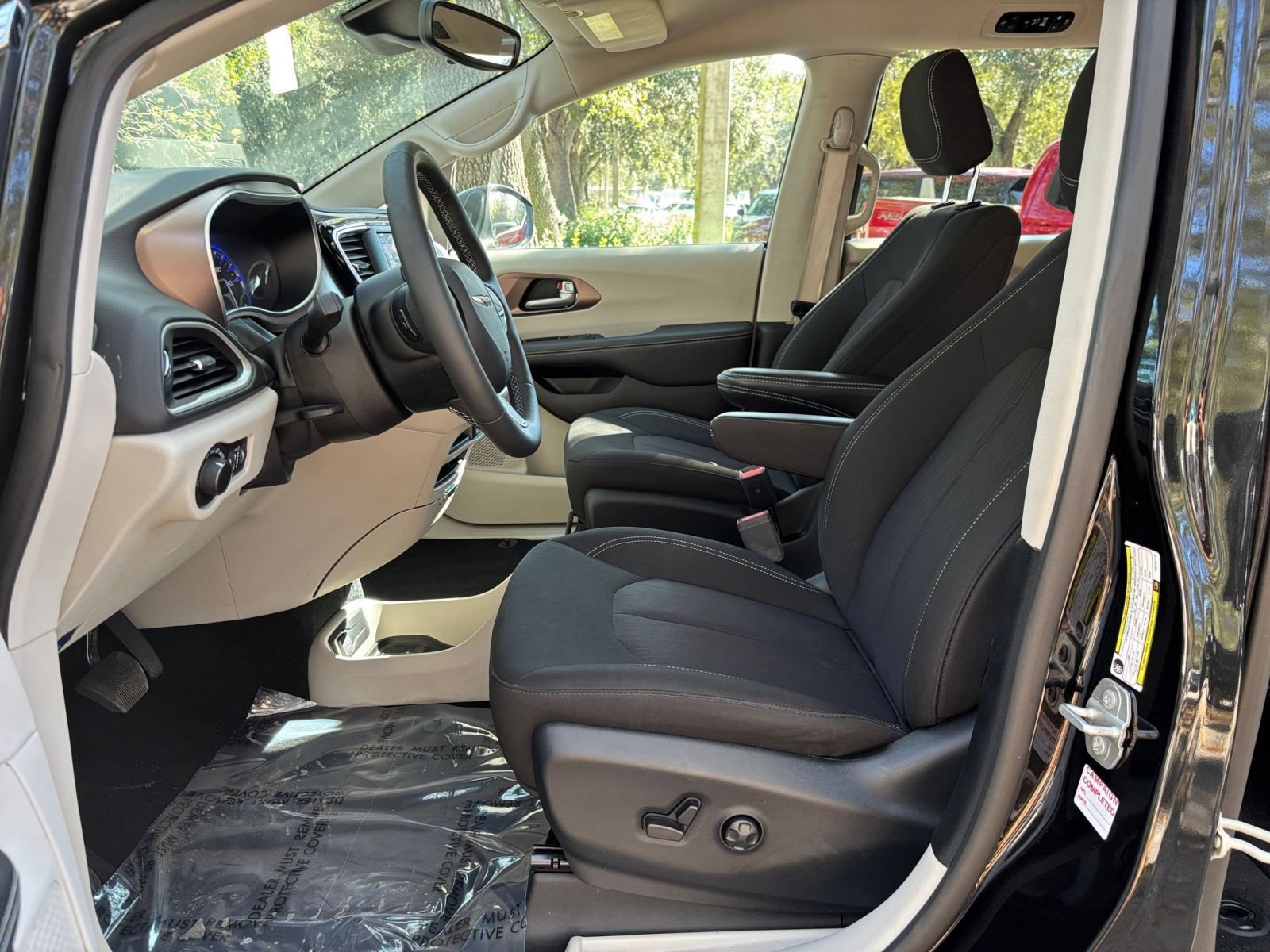 Used 2024 Chrysler Voyager LX FWD image 28