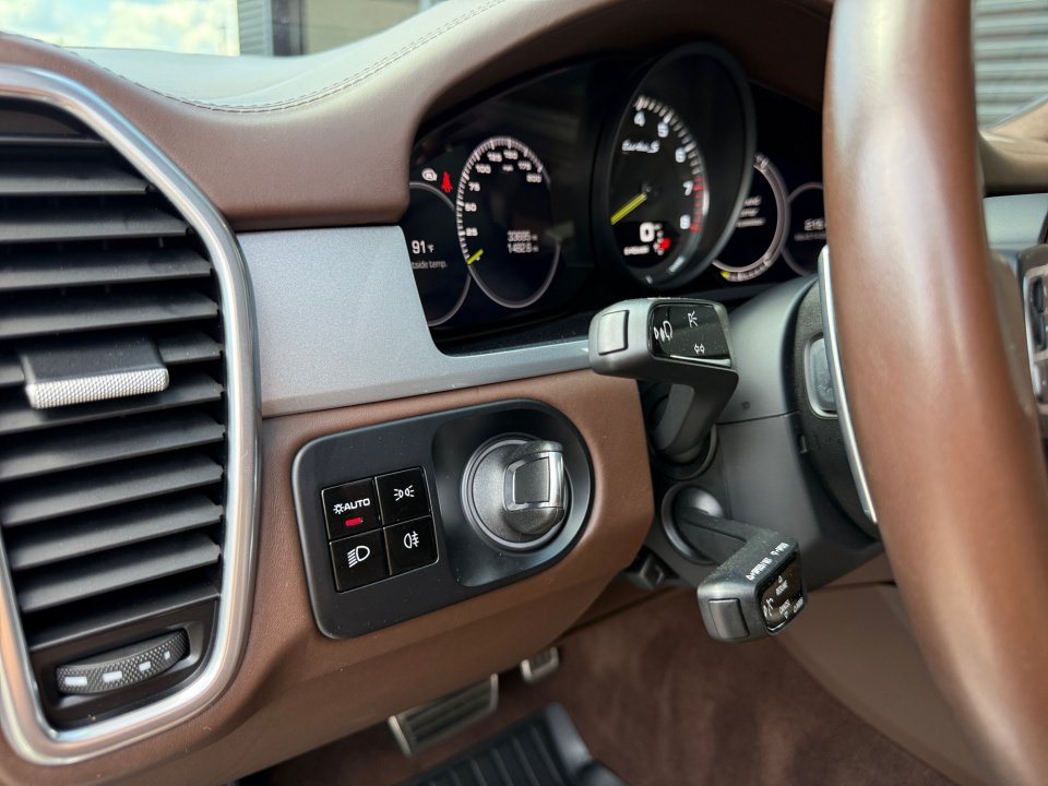 Certified 2020 Porsche Cayenne Turbo S AWD/4WD image 23