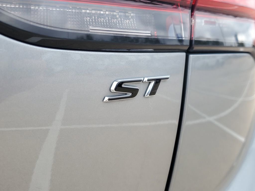 Used 2023 Buick Envision Essence w/ Sport Touring Package image 6