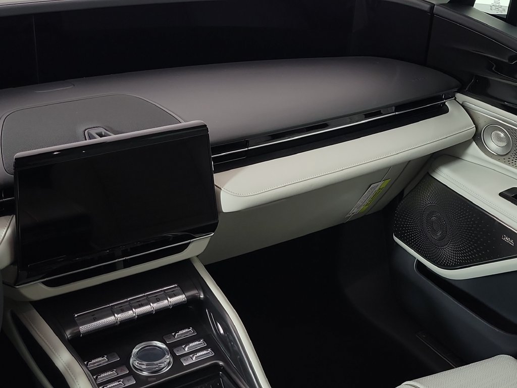 New 2026 Lincoln Nautilus Reserve AWD/4WD image 11