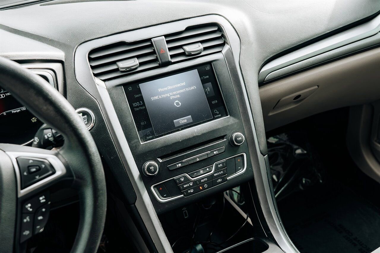 Used 2018 Ford Fusion SE FWD image 29