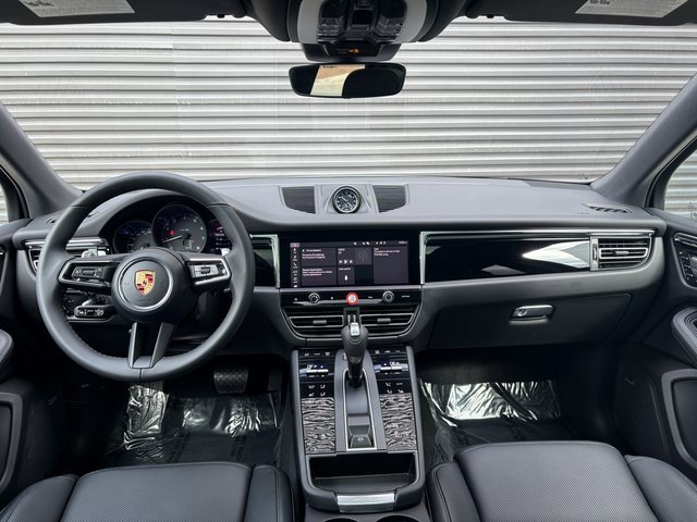 Certified 2025 Porsche Macan image 12