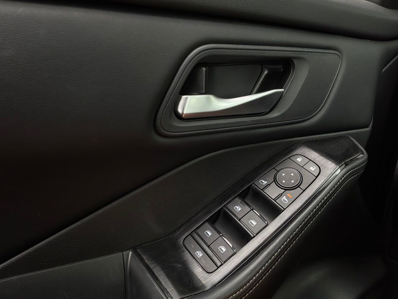 Used 2025 Nissan Rogue SV image 20