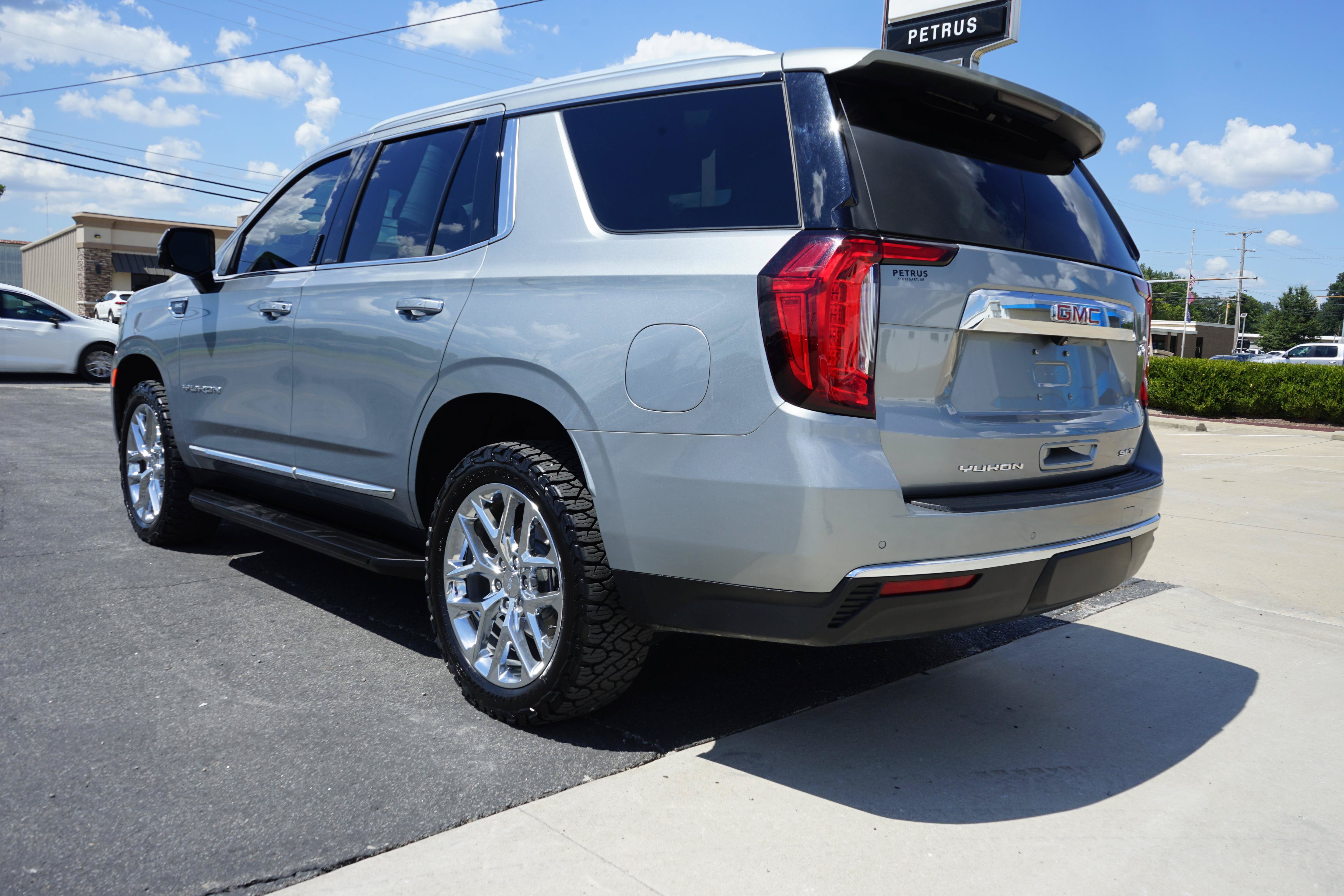 Used 2024 GMC Yukon SLT w/ SLT Luxury Package AWD/4WD image 3