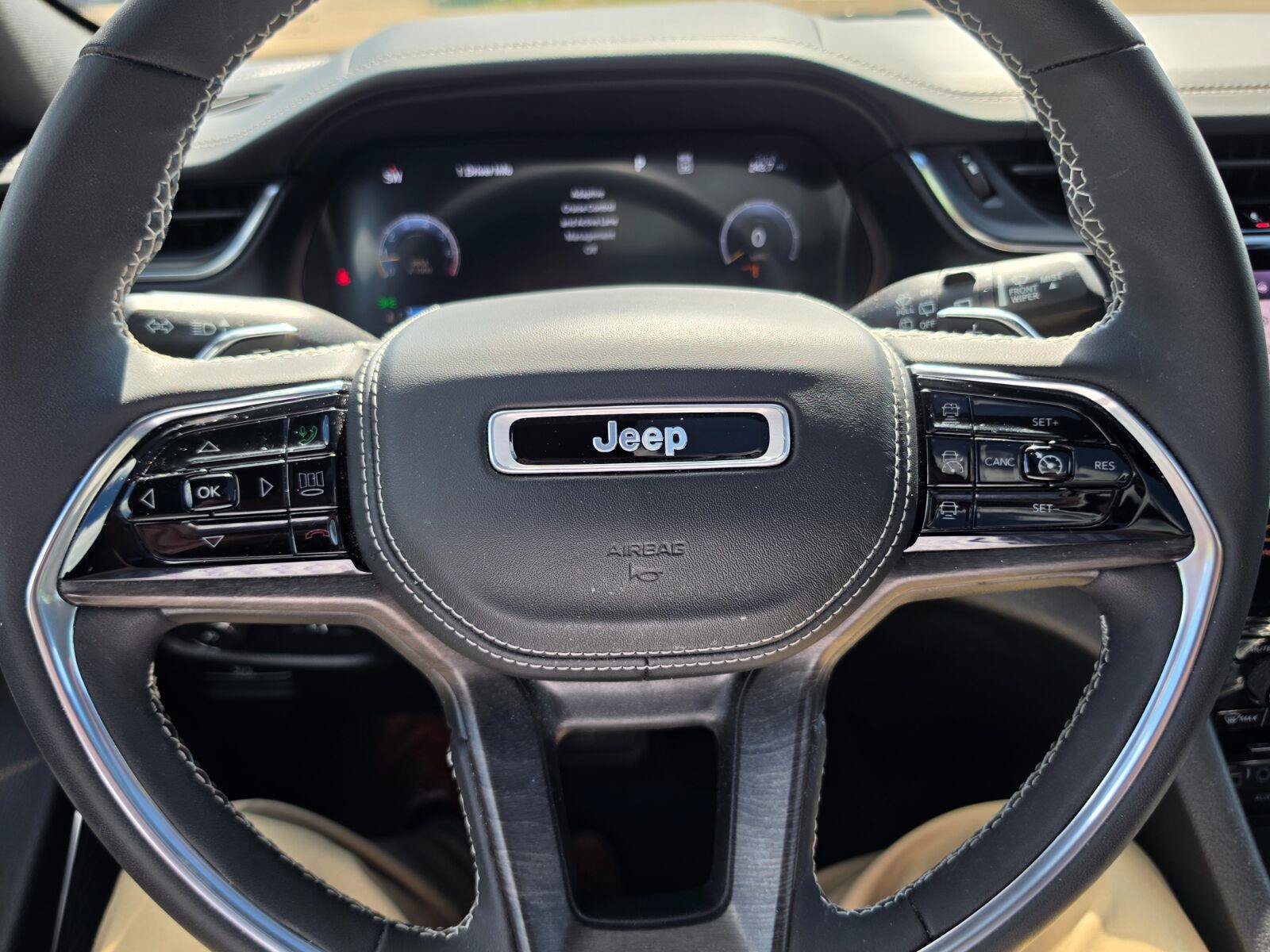 Used 2023 Jeep Grand Cherokee Overland w/ Luxury Tech Group IV AWD/4WD image 6