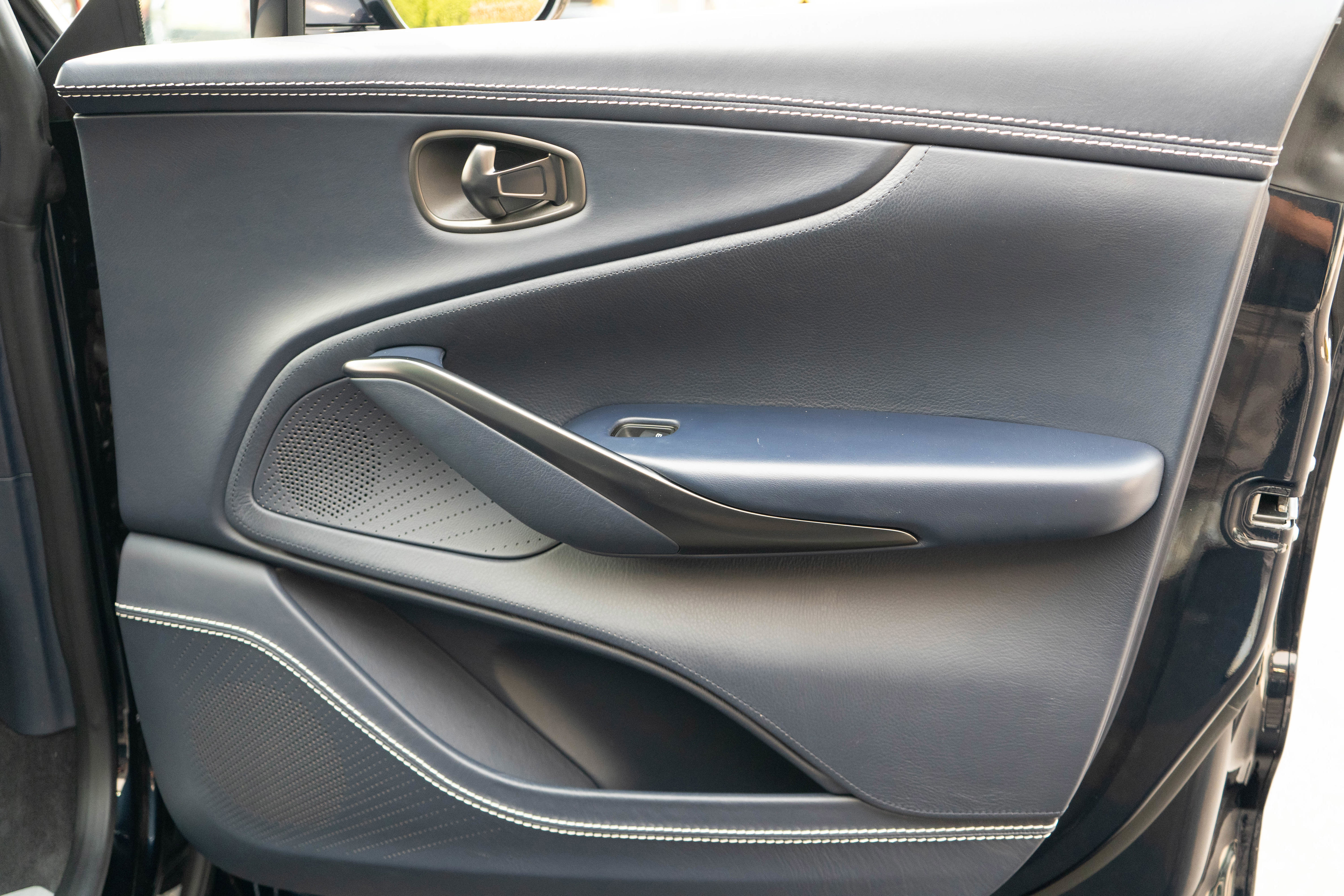 Used 2021 Aston Martin DBX image 36