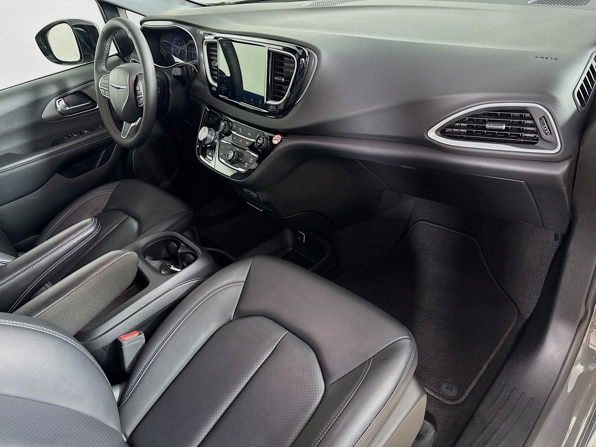 Used 2025 Chrysler Pacifica Select image 37