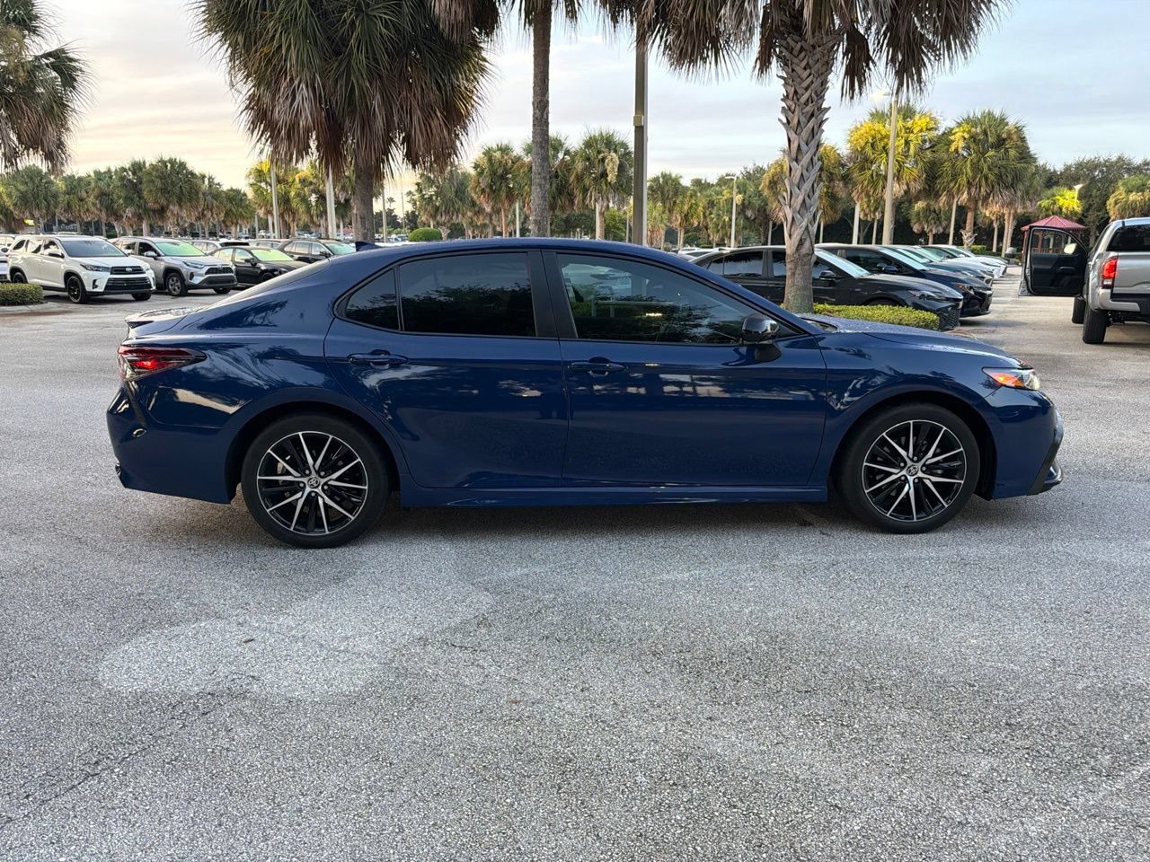 Used 2023 Toyota Camry SE FWD image 4
