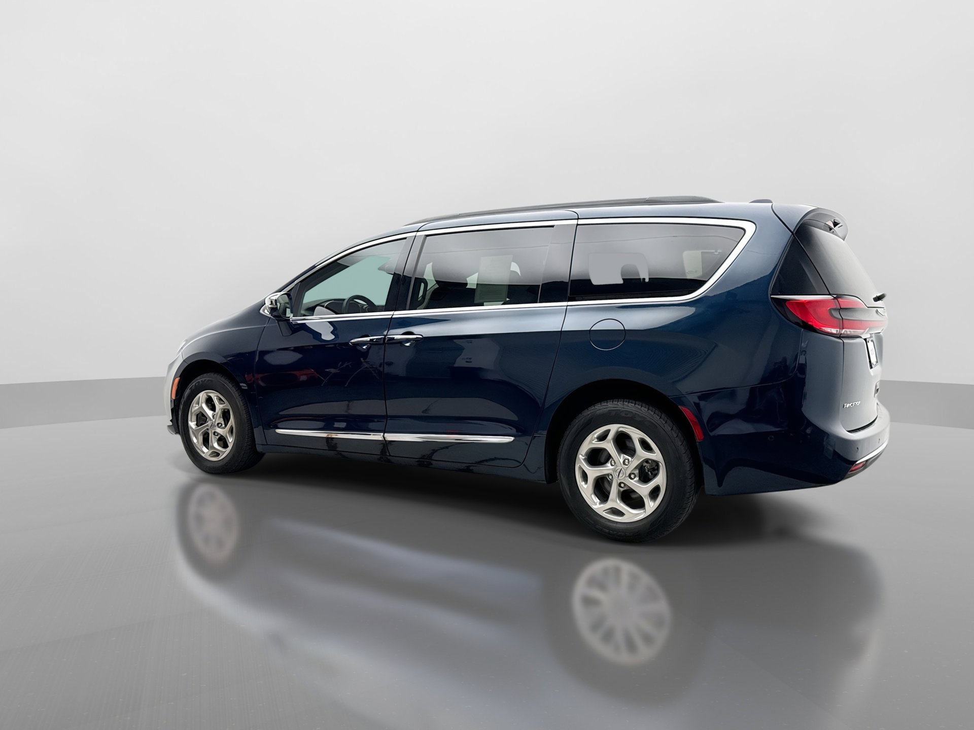 Used 2022 Chrysler Pacifica Limited image 3