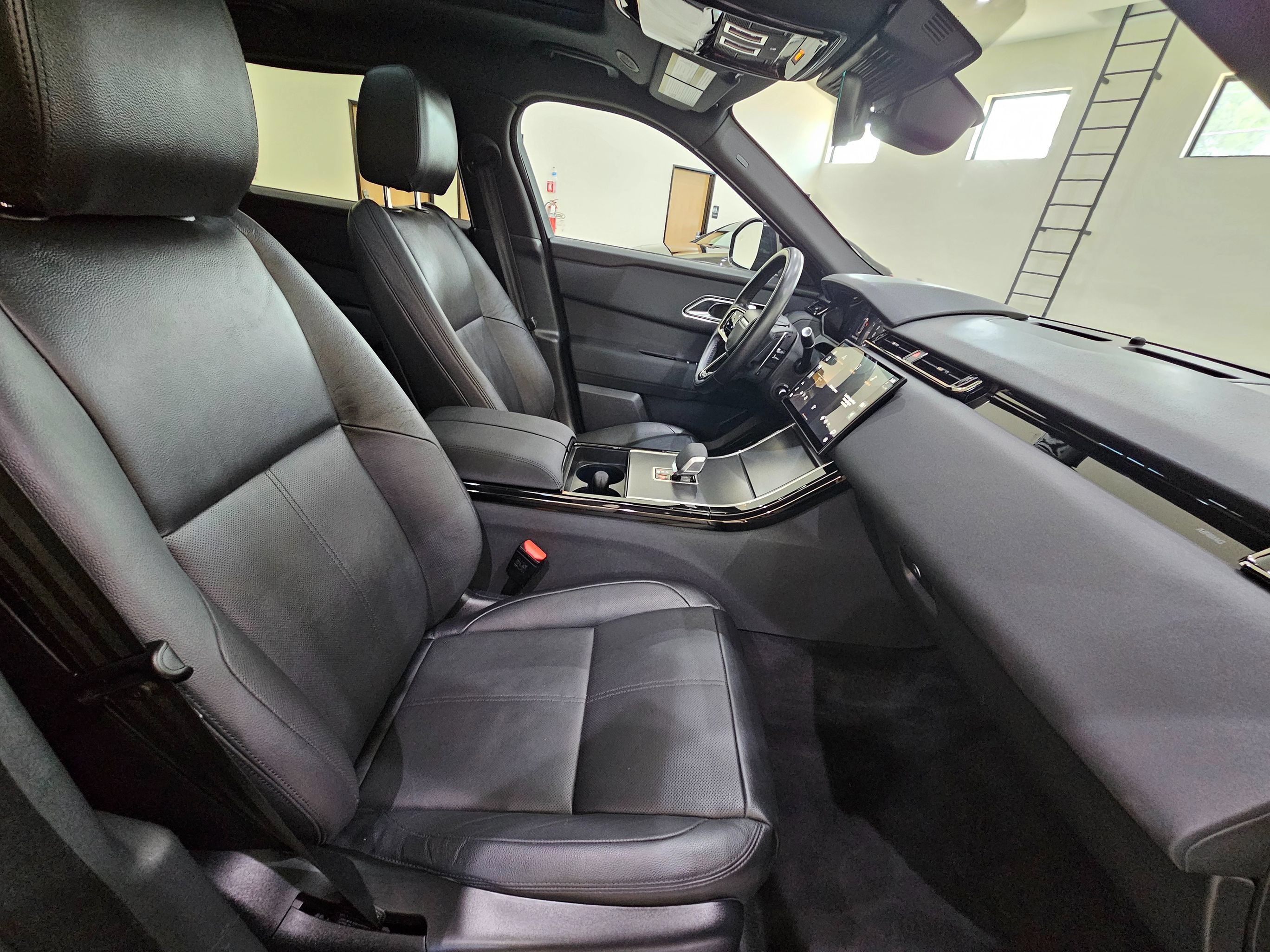 Used 2025 Land Rover Range Rover Velar Dynamic SE AWD/4WD image 40