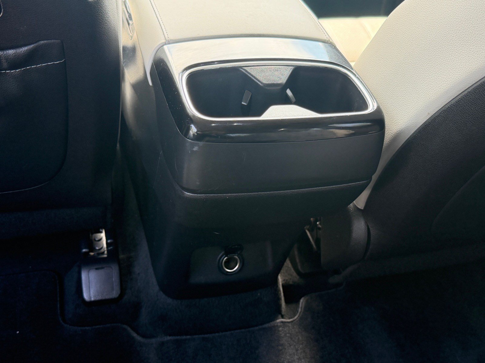 Used 2025 Kia Telluride SX w/ SX Captain's Chair Package FWD image 15