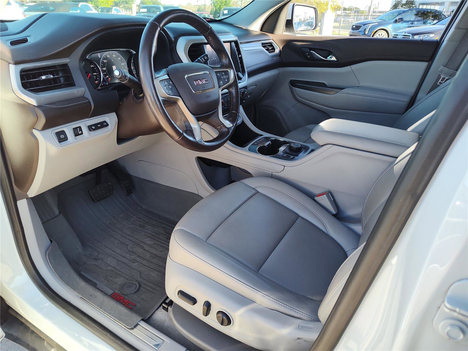 Used 2020 GMC Acadia SLT w/ Driver Alert Package II image 2