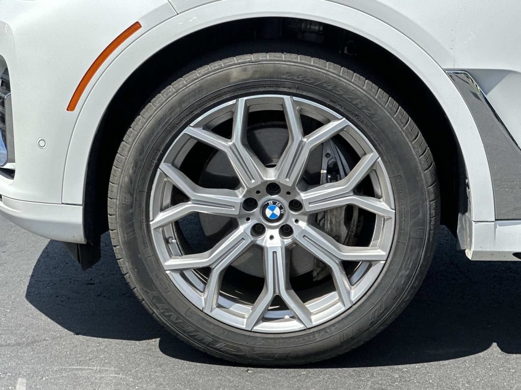 Used 2022 BMW X7 xDrive40i w/ Premium Package AWD/4WD image 9