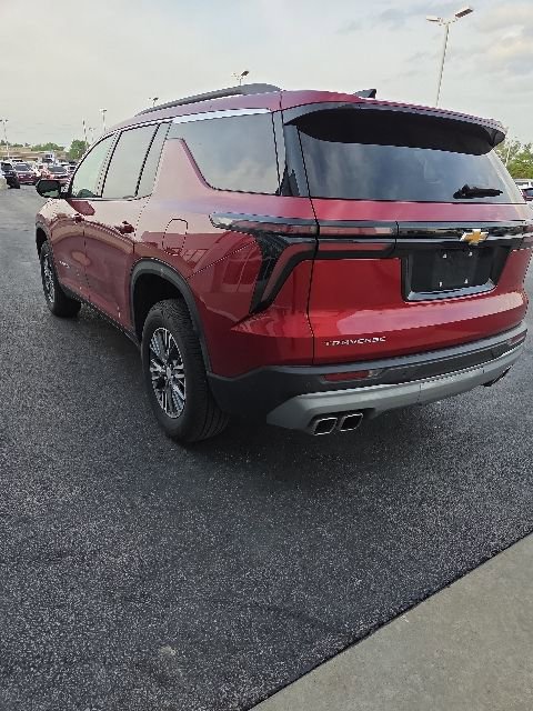 Used 2025 Chevrolet Traverse LT FWD image 2
