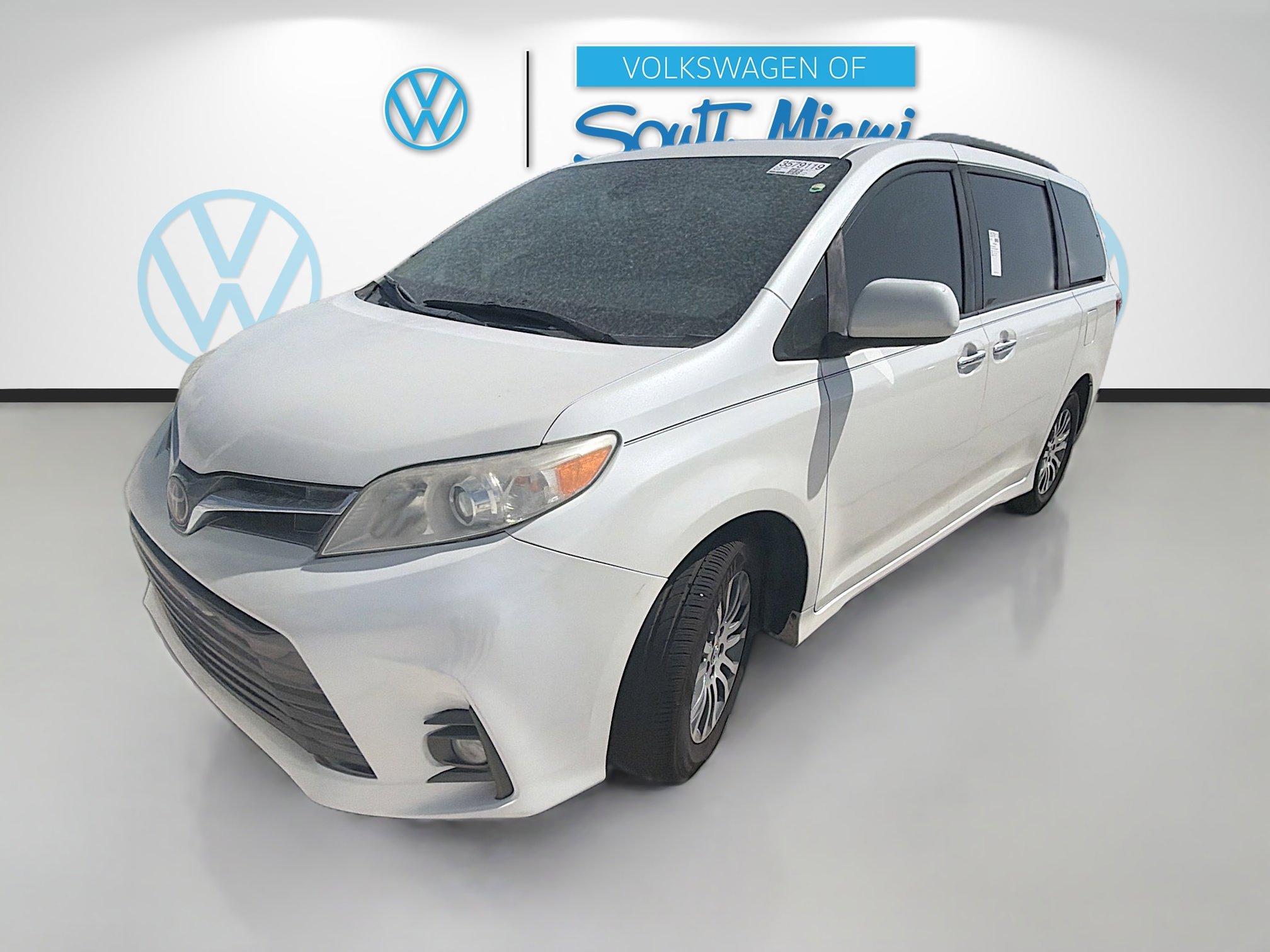 Used 2020 Toyota Sienna XLE Premium image 2