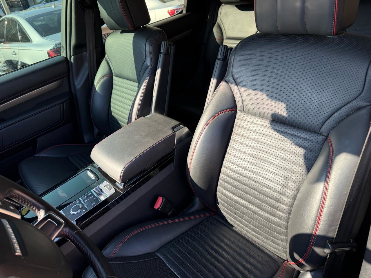 Used 2018 Land Rover Discovery HSE Luxury image 6