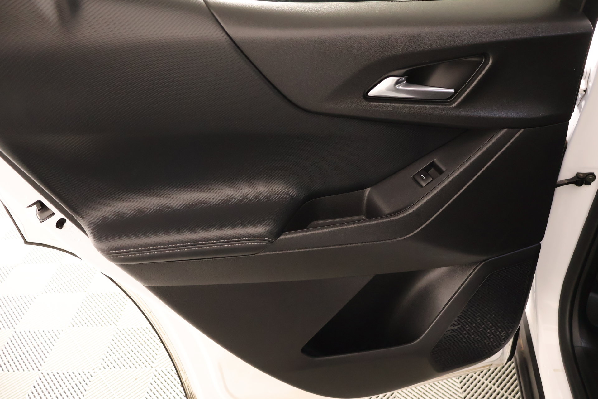 Used 2025 Chevrolet Equinox LT FWD image 16