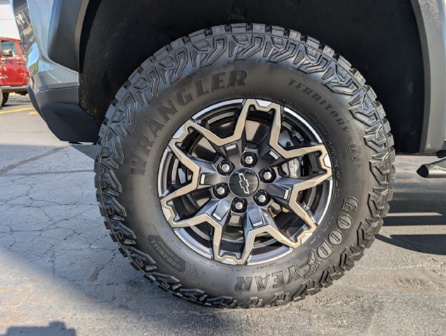 Used 2024 Chevrolet Colorado ZR2 w/ Technology Package AWD/4WD image 27