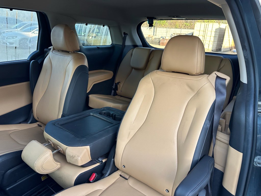 Used 2022 Kia Carnival EX image 14