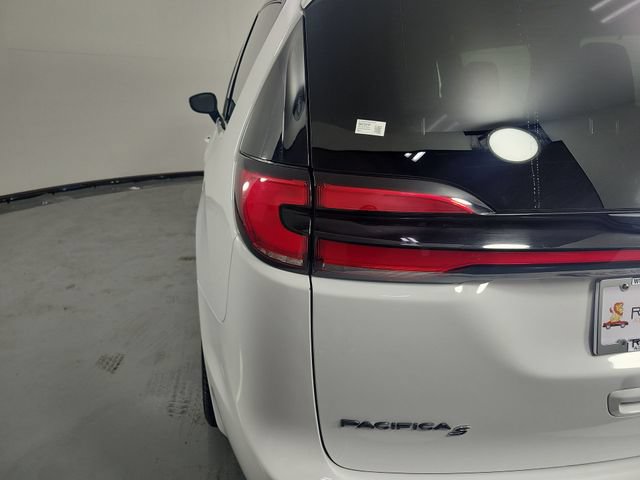 Used 2025 Chrysler Pacifica Limited FWD image 32