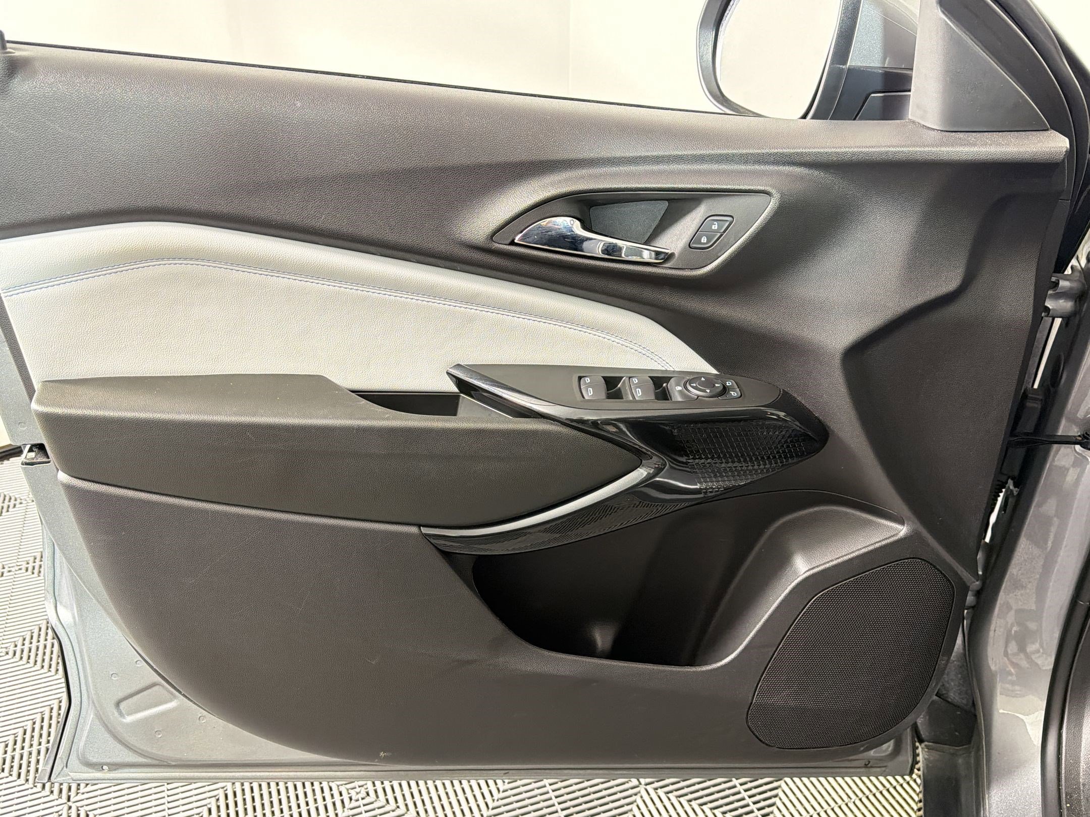 Used 2025 Chevrolet Trax LT FWD image 20