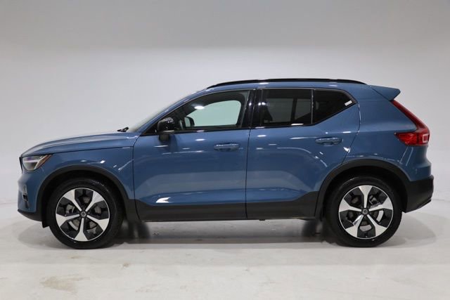 Used 2025 Volvo XC40 B5 Plus AWD/4WD image 4