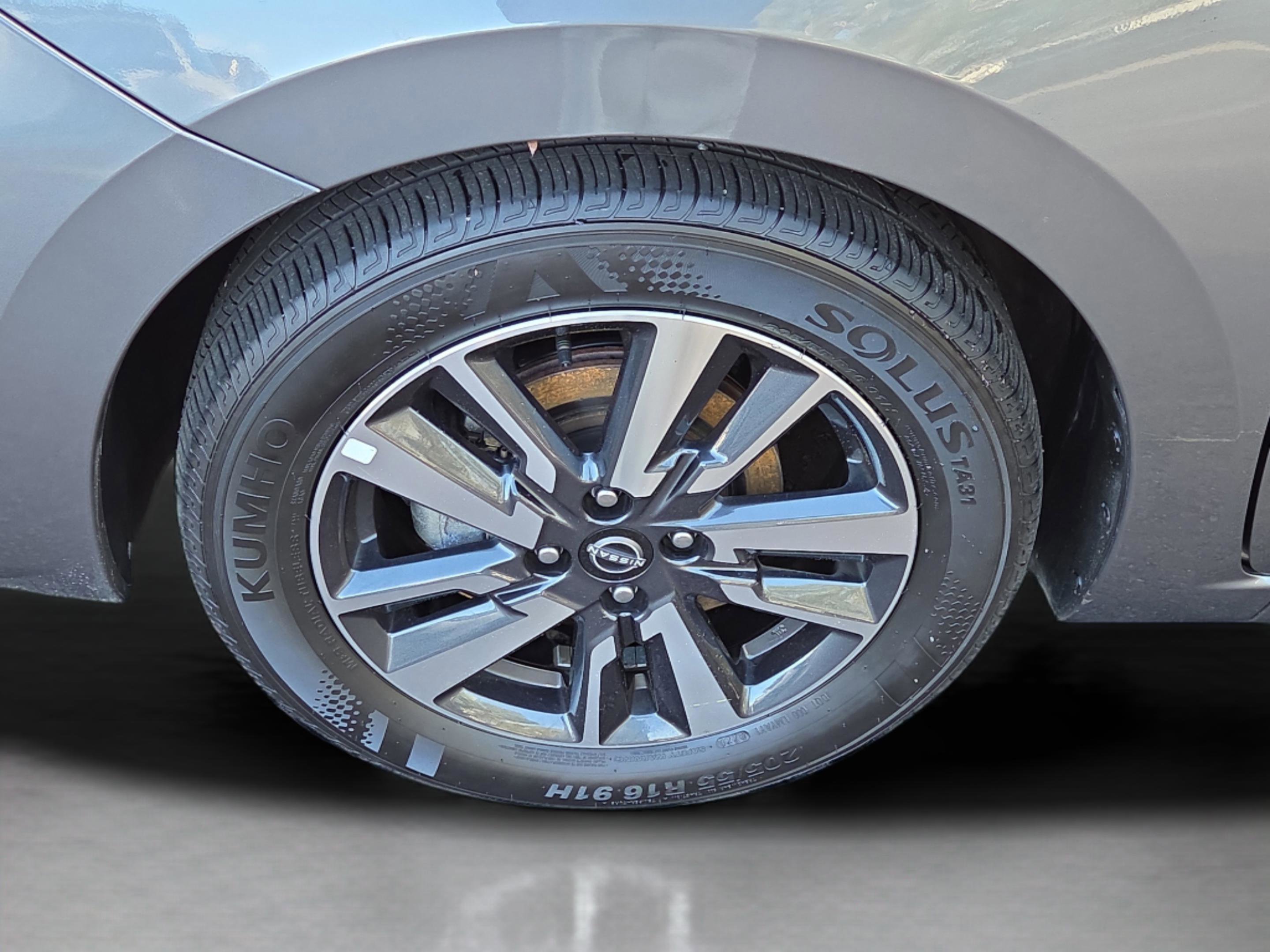 Used 2025 Nissan Versa SV image 9