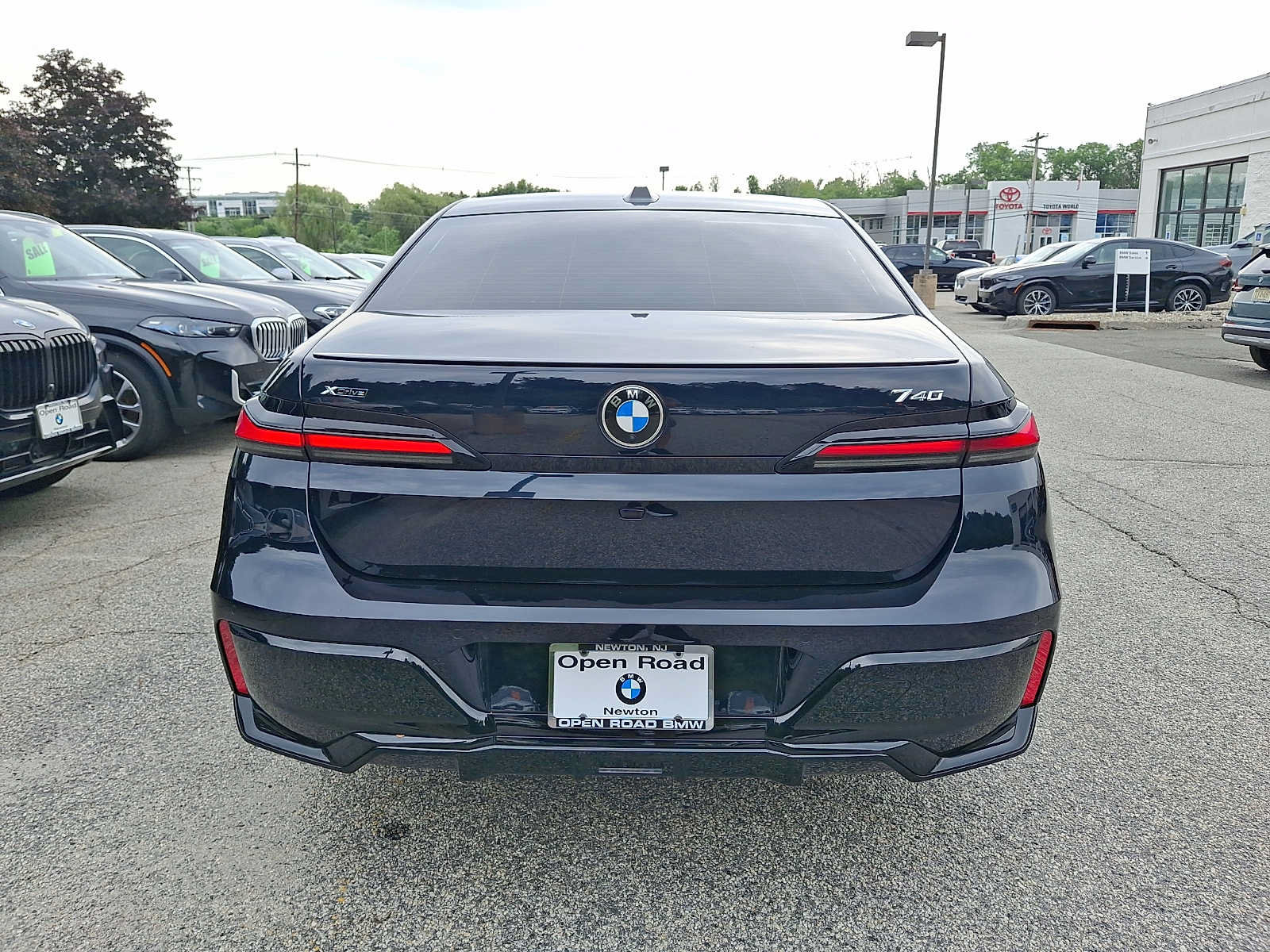Used 2024 BMW 740i xDrive w/ Premium Package 2 AWD/4WD image 5