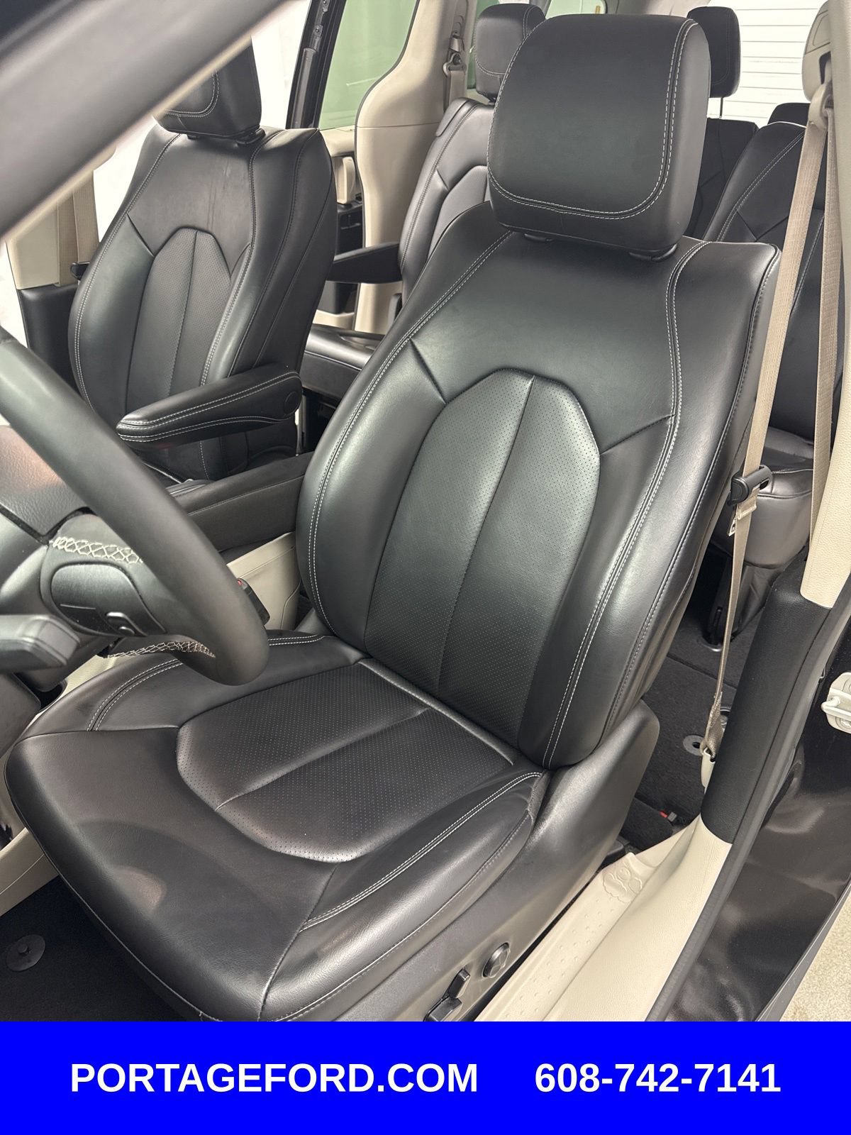 Used 2023 Chrysler Pacifica Touring-L FWD image 9