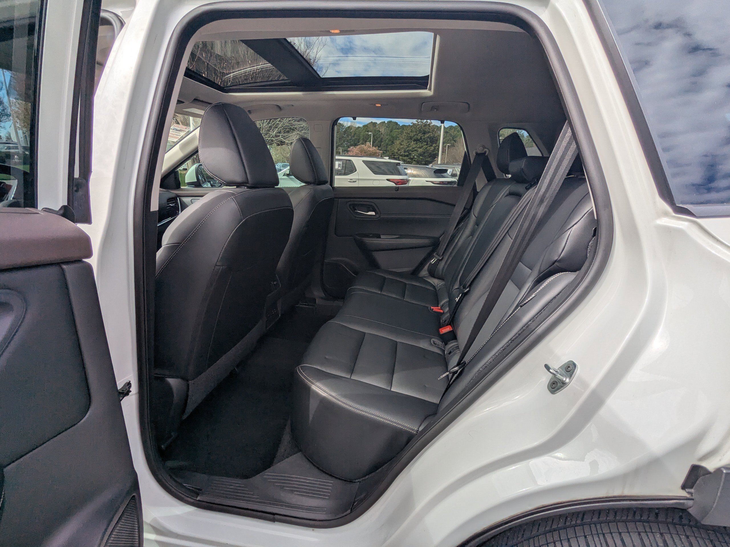 Used 2023 Nissan Rogue SL w/ SL Premium Package image 11