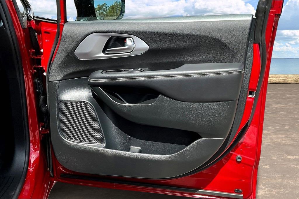 Used 2025 Chrysler Pacifica Limited image 31