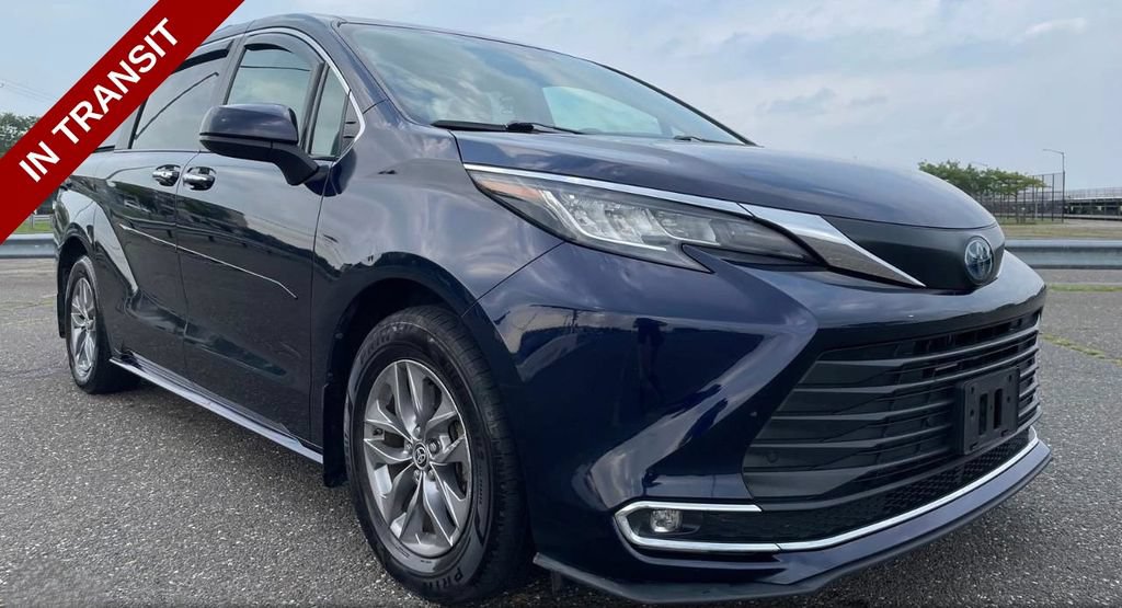 Used 2023 Toyota Sienna XLE w/ XLE Plus Package FWD image 1