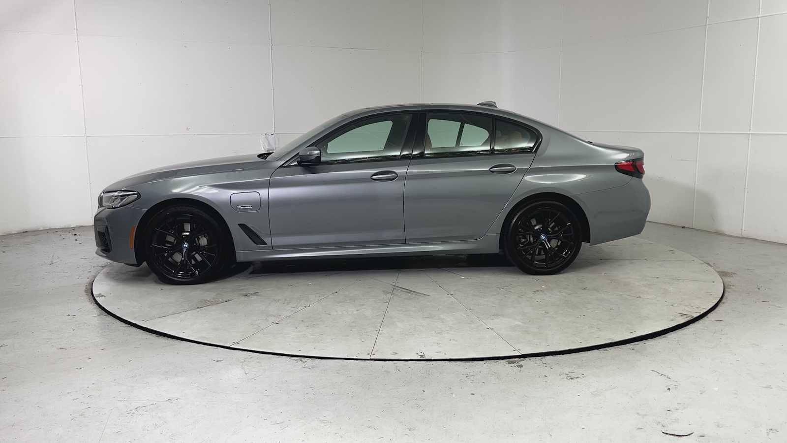 Used 2023 BMW 530e w/ M Sport Package image 5