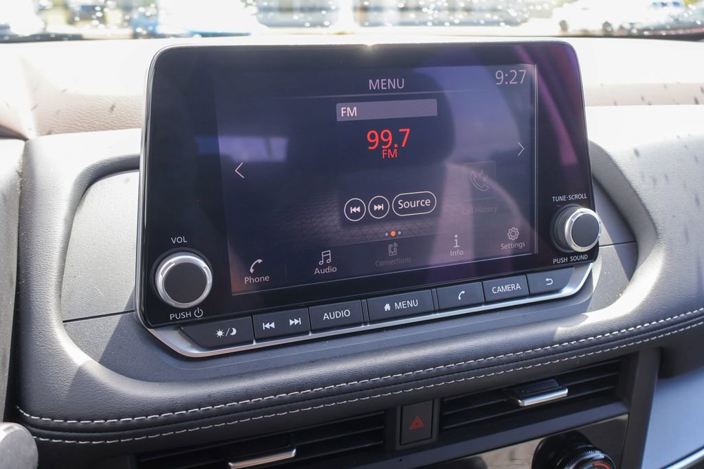 Used 2023 Nissan Rogue SV image 3